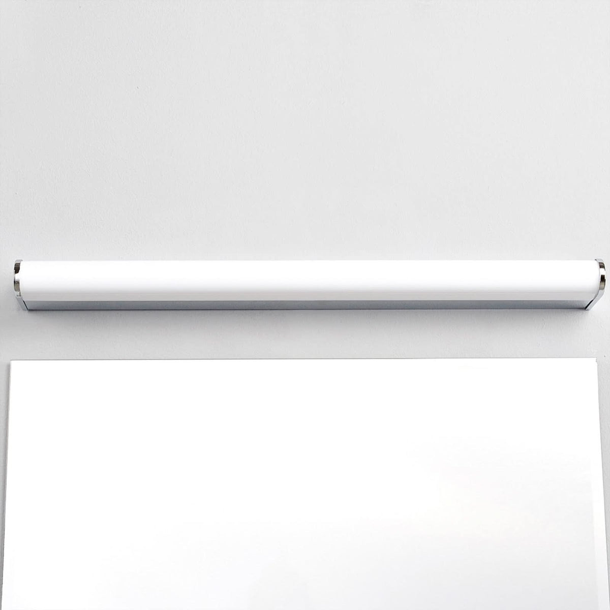 Applique murale LED en métal, chromé et blanc, hauteur 4 cm, IP44, 3000 K, 7,2 W, largeur 58 cm