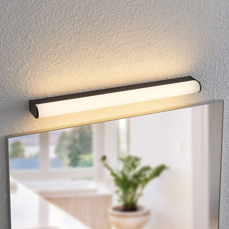 Applique murale LED Ulisan en aluminium, noir mat et blanc, hauteur 4 cm, IP44, 3000 K, 7,3 W