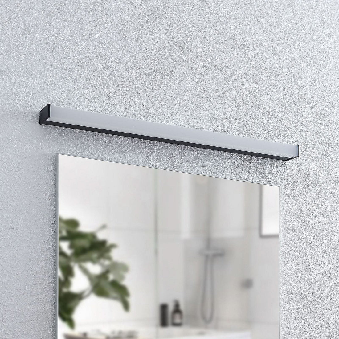 Applique murale LED Ulisan en aluminium, noir mat et blanc, hauteur 4 cm, IP44, 3000 K, 11 W