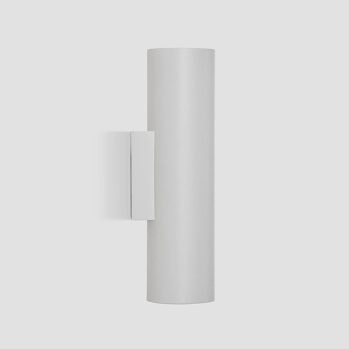 Vue de profil de l'applique blanche avec son support mural rectangulaire discret.