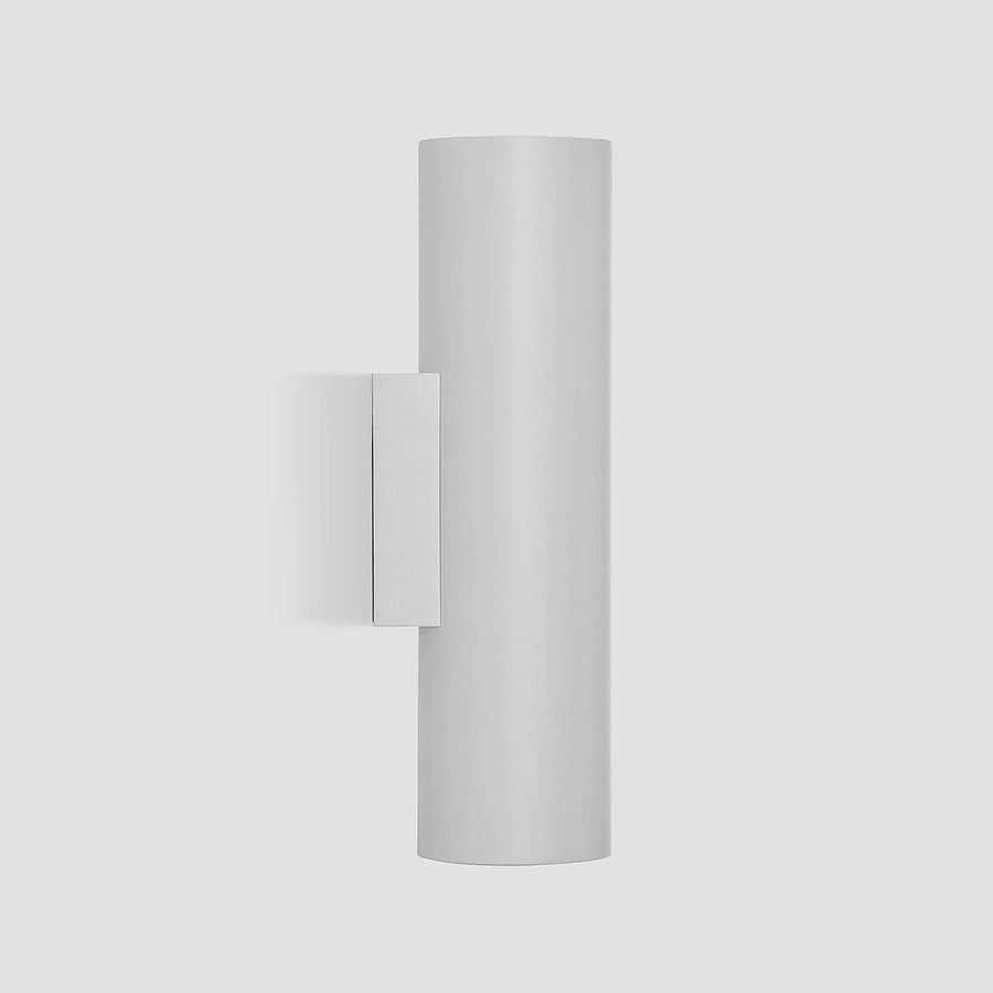 Vue de profil de l'applique blanche avec son support mural rectangulaire discret.