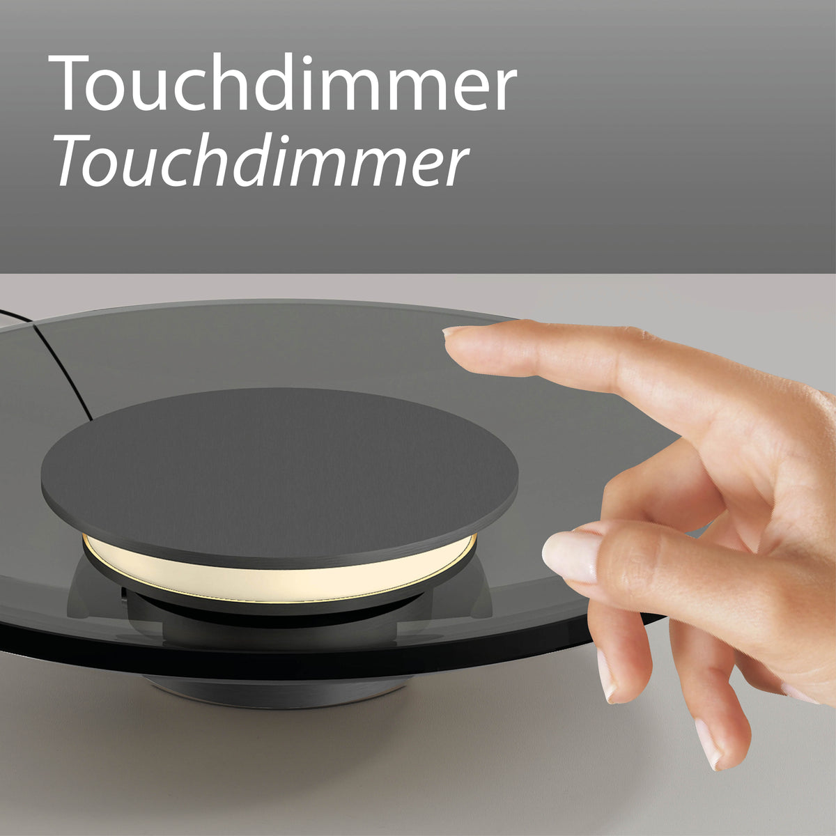 Gros plan sur une main actionnant le variateur tactile au centre du luminaire.