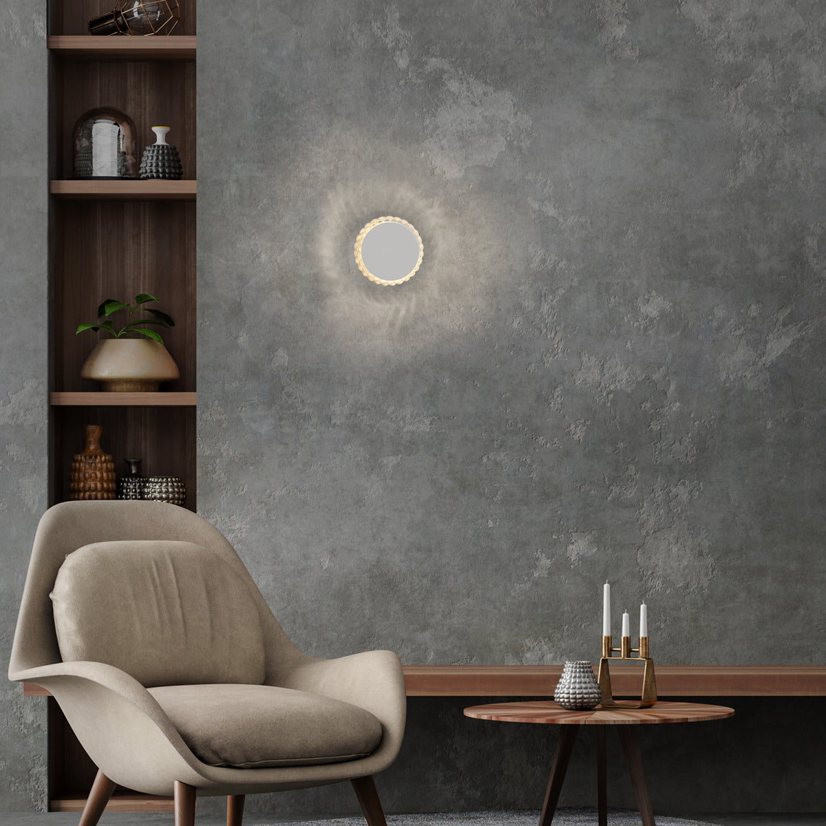 Mise en ambiance dans un salon, applique allumée sur un mur gris texturé