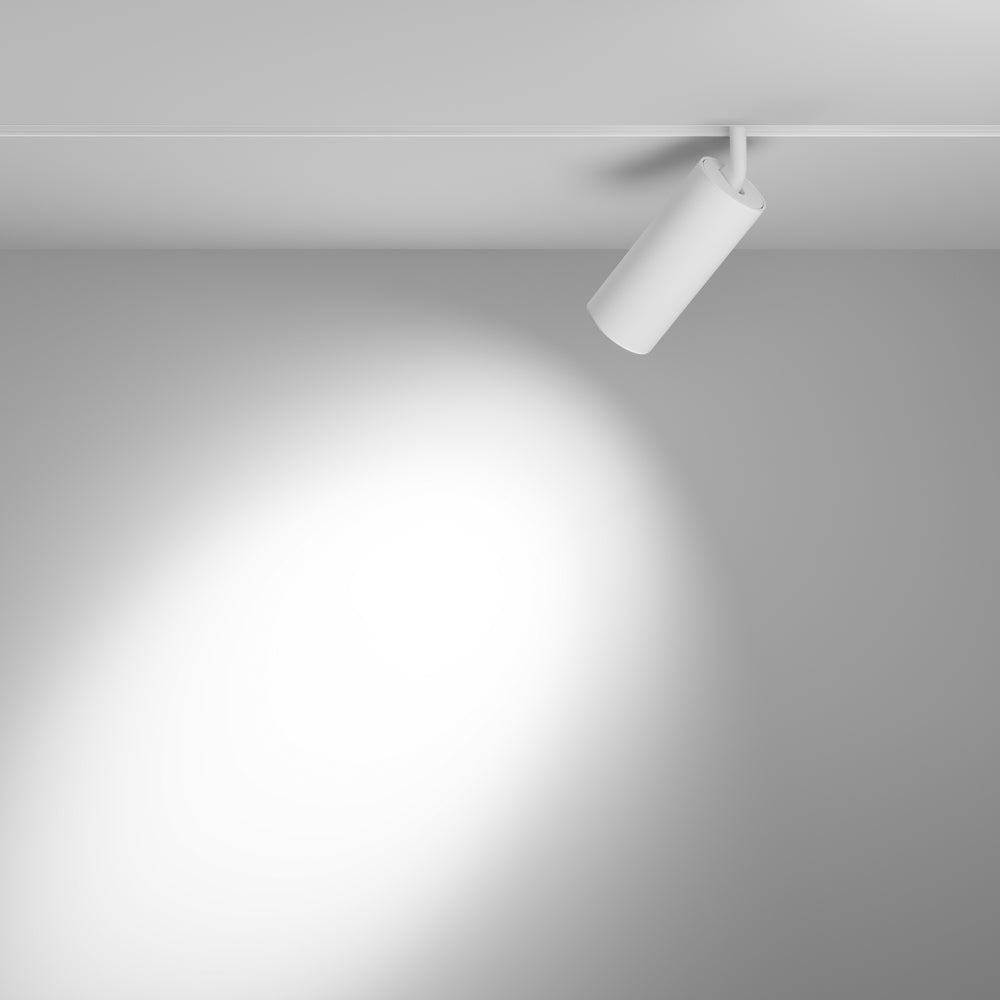 Mise en ambiance : faisceau lumineux blanc projeté sur un mur gris clair.