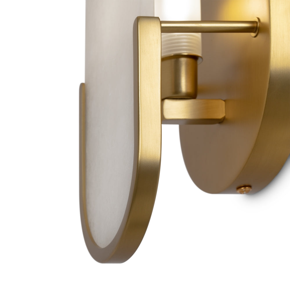 Détail de la bague en laiton brossé maintenant le diffuseur d'albâtre et sa douille