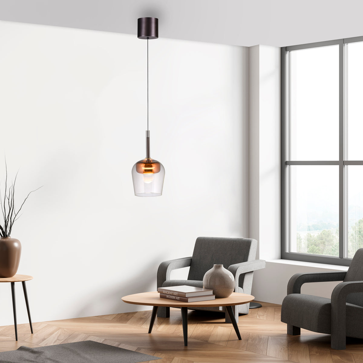 Mise en ambiance dans un salon moderne, suspension cuivrée éclairant près d’un fauteuil.