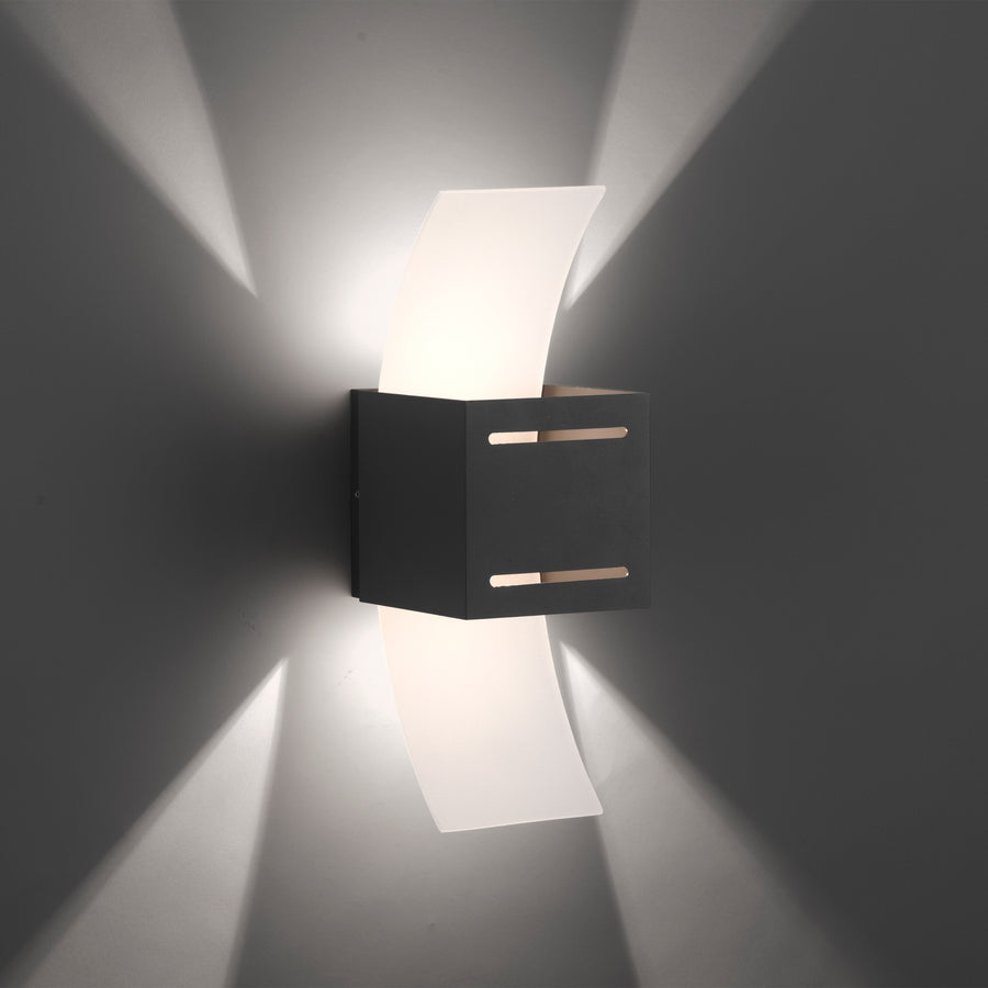 Photo d'ambiance sombre montrant les faisceaux lumineux haut et bas de l'applique