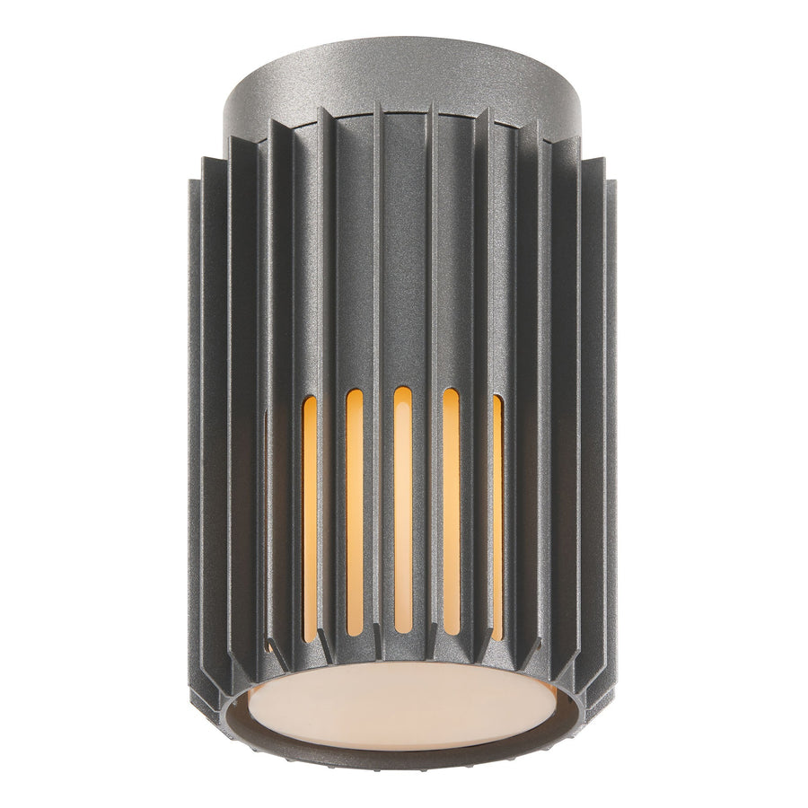 Vue de face du plafonnier gris anthracite, ailettes verticales et fentes lumineuses chaudes