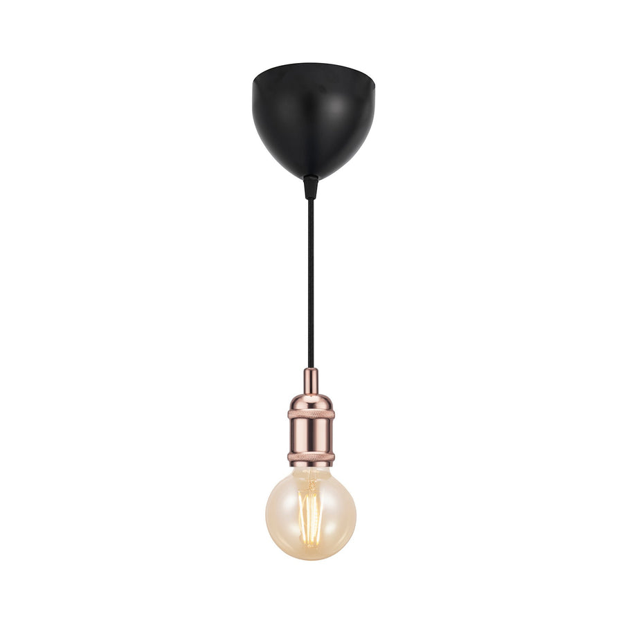 Suspension avec ampoule à filament claire, douille cuivrée et câble noir.