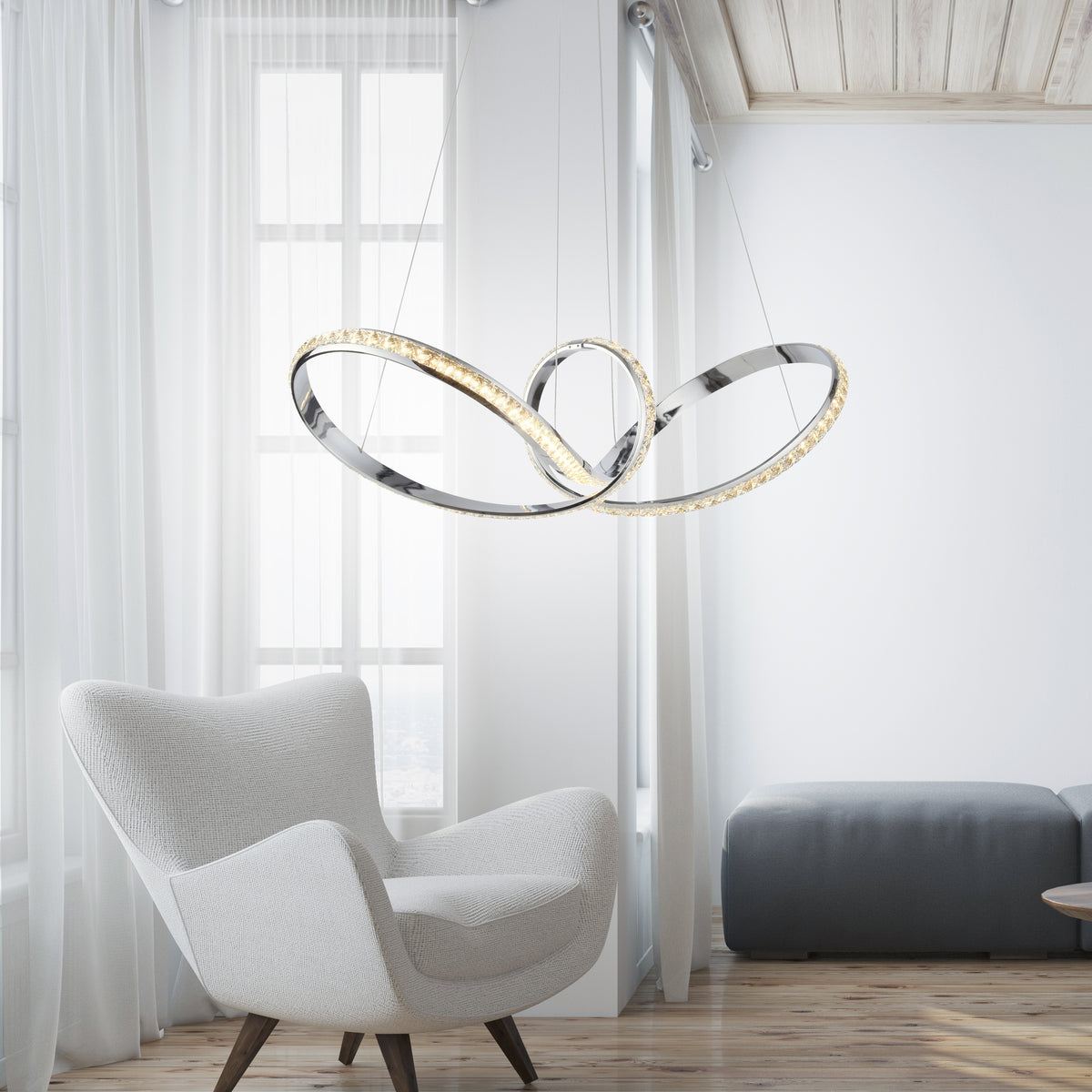 Mise en ambiance dans un salon clair avec fauteuil blanc et rideaux