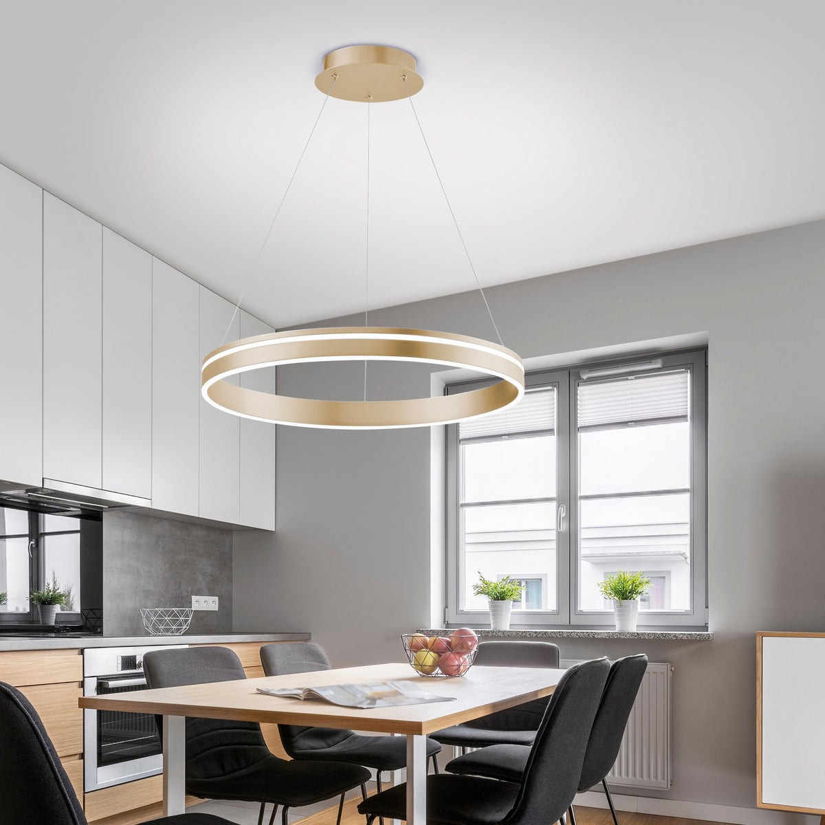 Mise en ambiance au-dessus d'une table de salle à manger dans une cuisine moderne.