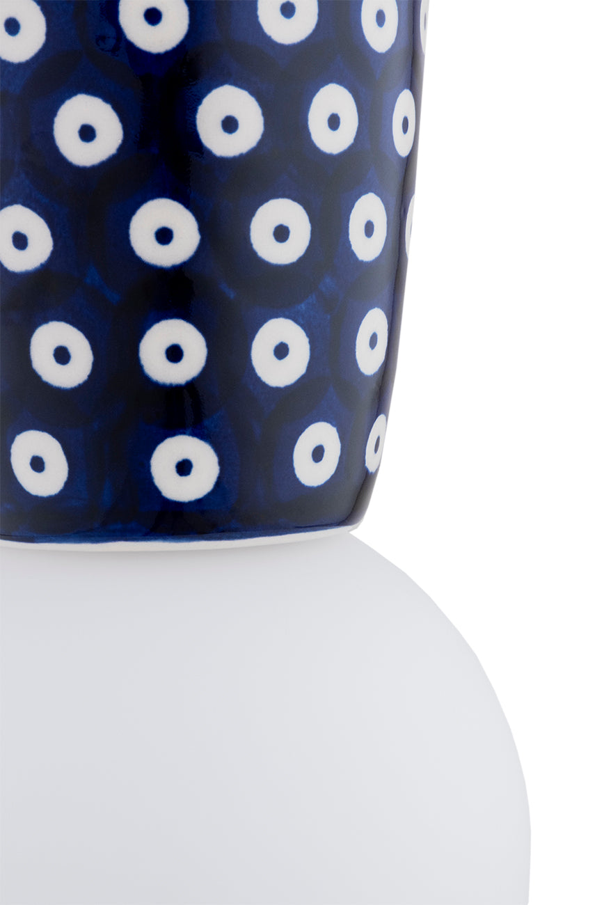 Détail de la finition céramique bleu nuit et des cercles blancs réguliers