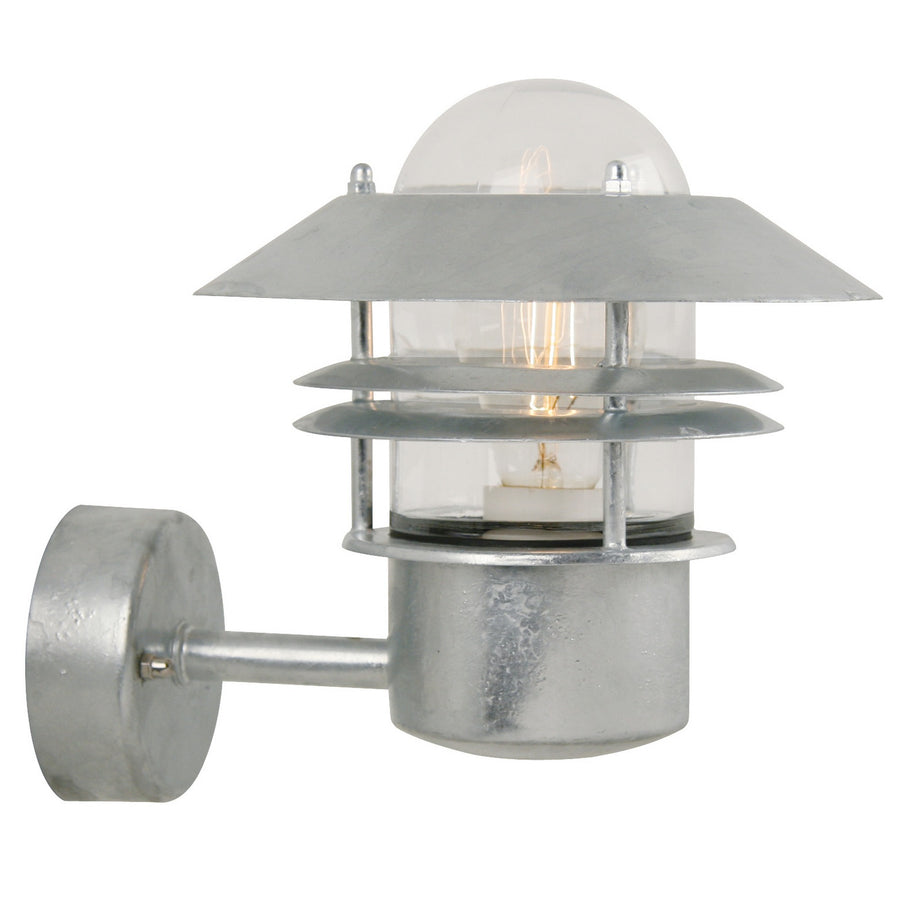 Applique murale extérieure en métal galvanisé avec verre transparent et ampoule visible.