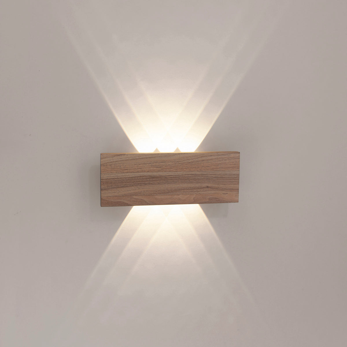 Vue de face de l'applique en bois fixée au mur, éclairage haut et bas