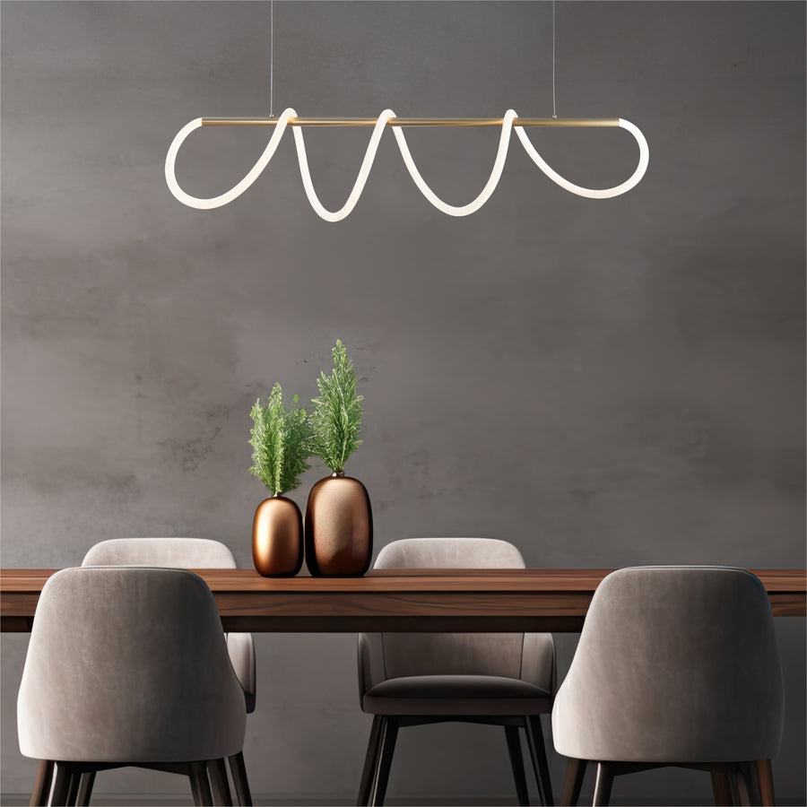 Suspension allumée au-dessus d'une table en bois avec chaises et vases.