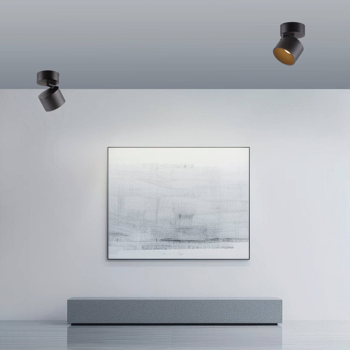 Mise en ambiance : deux plafonniers noirs orientés au-dessus d'une peinture encadrée