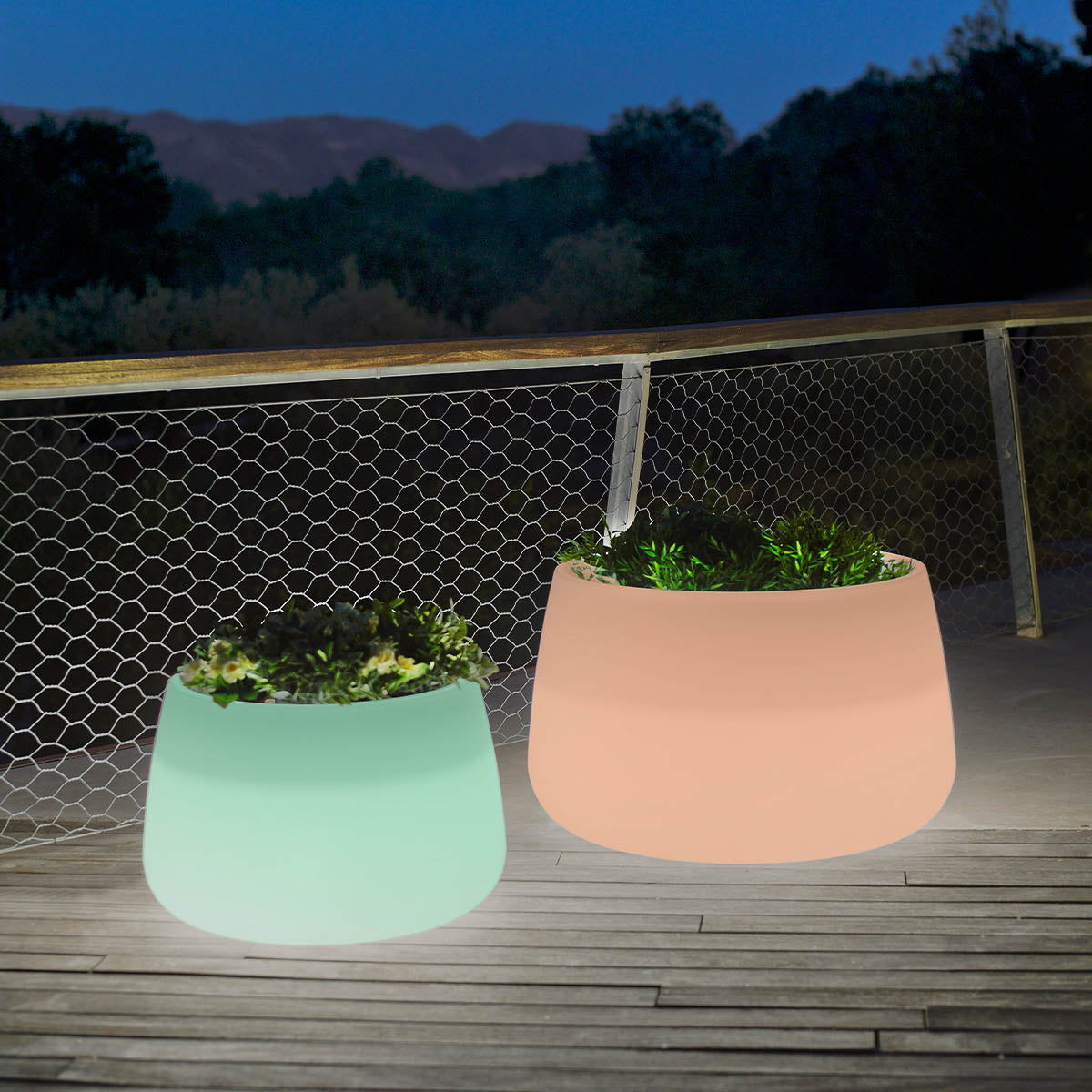 Les deux pots lumineux éclairés en vert menthe et rose saumon