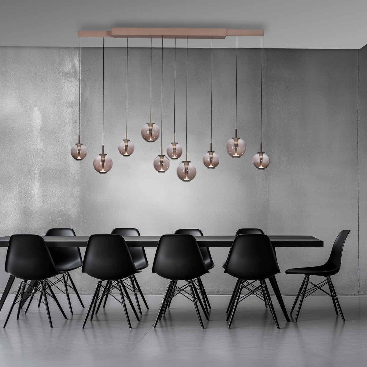 Mise en ambiance au-dessus d'une table noire, intérieur béton gris et contemporain