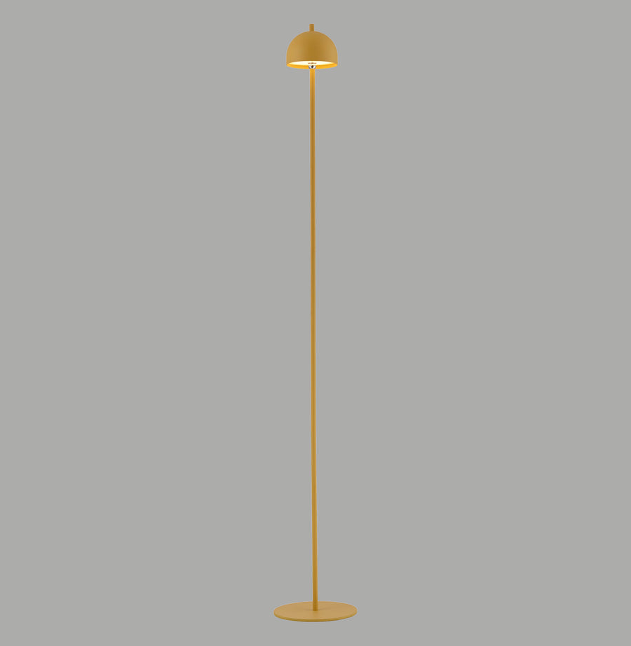 Lampadaire jaune moutarde vu de face sur fond gris neutre, vue d'ensemble