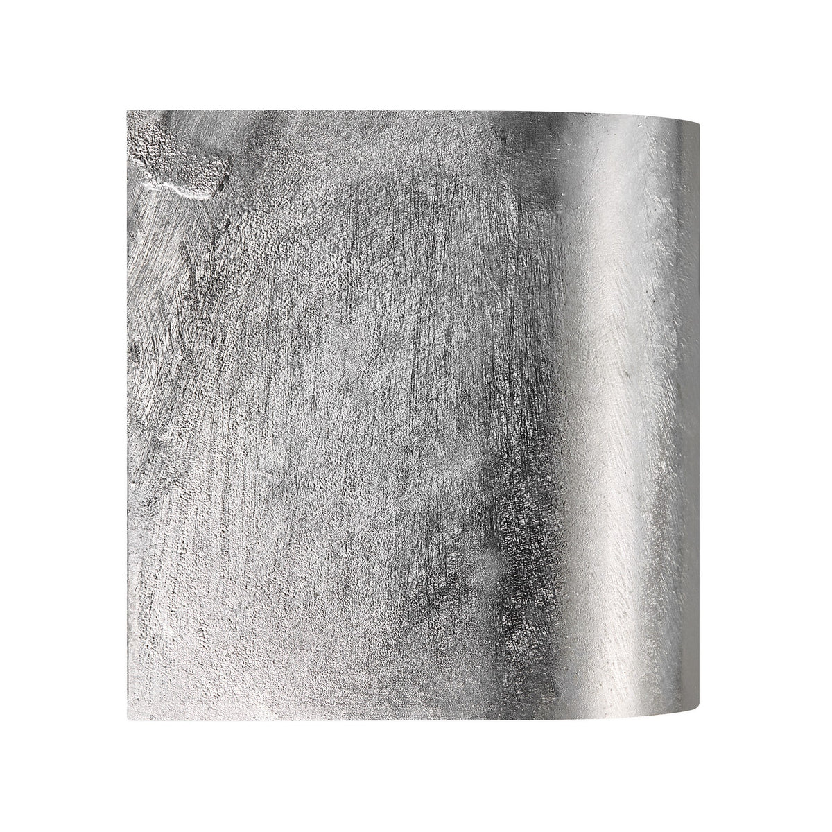 Détail de la finition en aluminium brossé avec rayures verticales