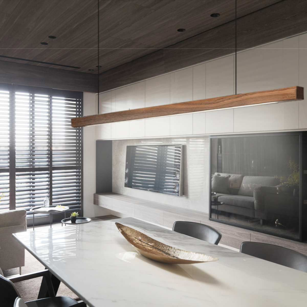 Mise en ambiance du luminaire au-dessus d'une table en marbre dans un intérieur