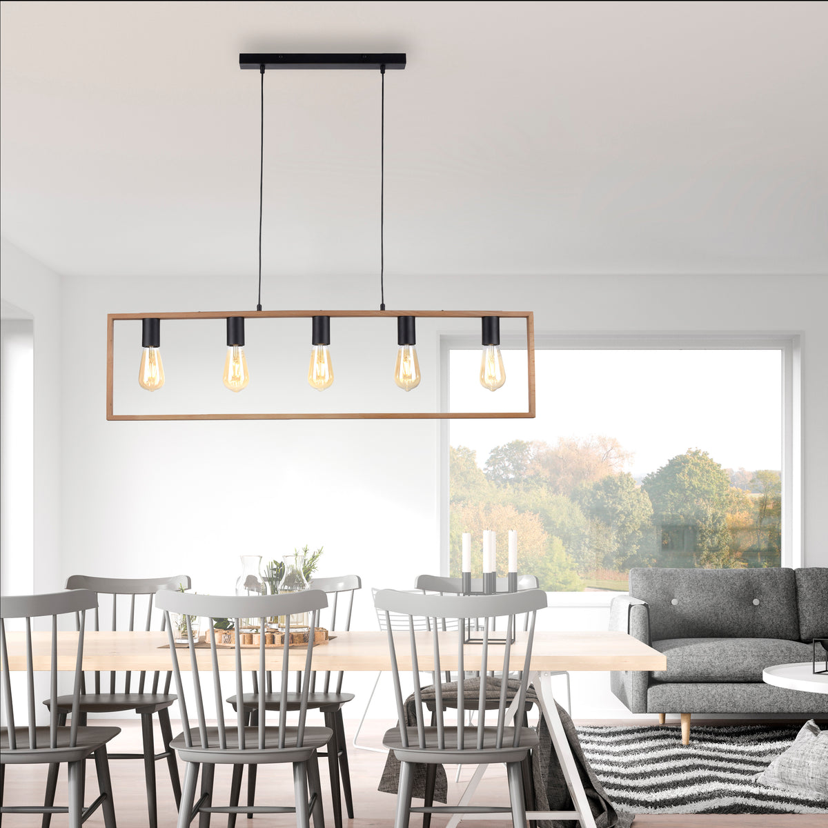 Mise en ambiance au-dessus d'une table de salle à manger dans un intérieur clair