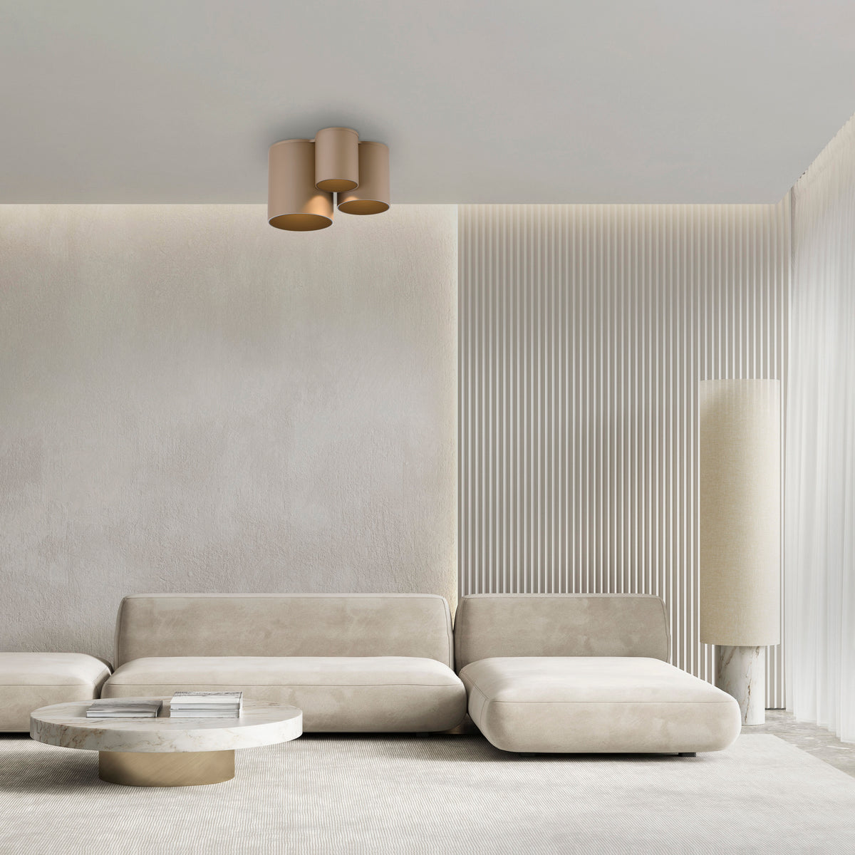 Mise en ambiance du plafonnier allumé dans un salon minimaliste beige avec canapé.