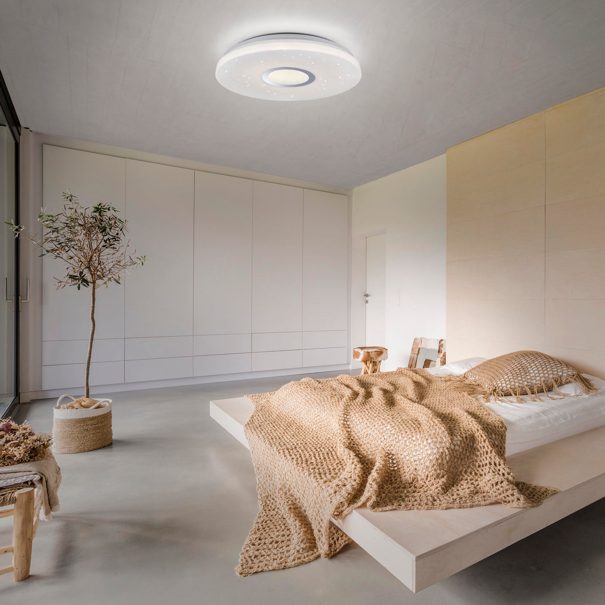 Mise en ambiance du plafonnier allumé au plafond d'une chambre épurée