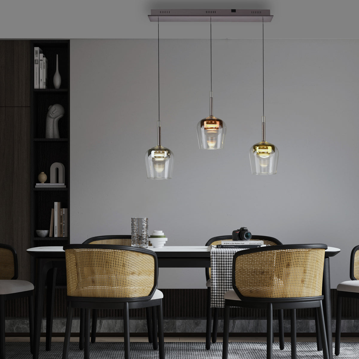 Mise en ambiance au-dessus d'une table à manger avec chaises cannées et vaisselle