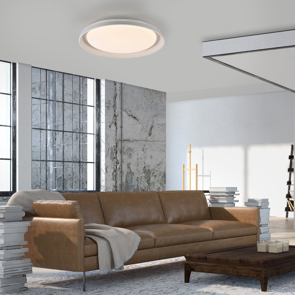 Mise en ambiance dans un salon industriel, luminaire fixé au plafond au-dessus du canapé