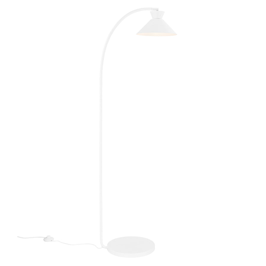 Lampadaire blanc vu de trois quarts, bras arqué et abat-jour conique suspendu