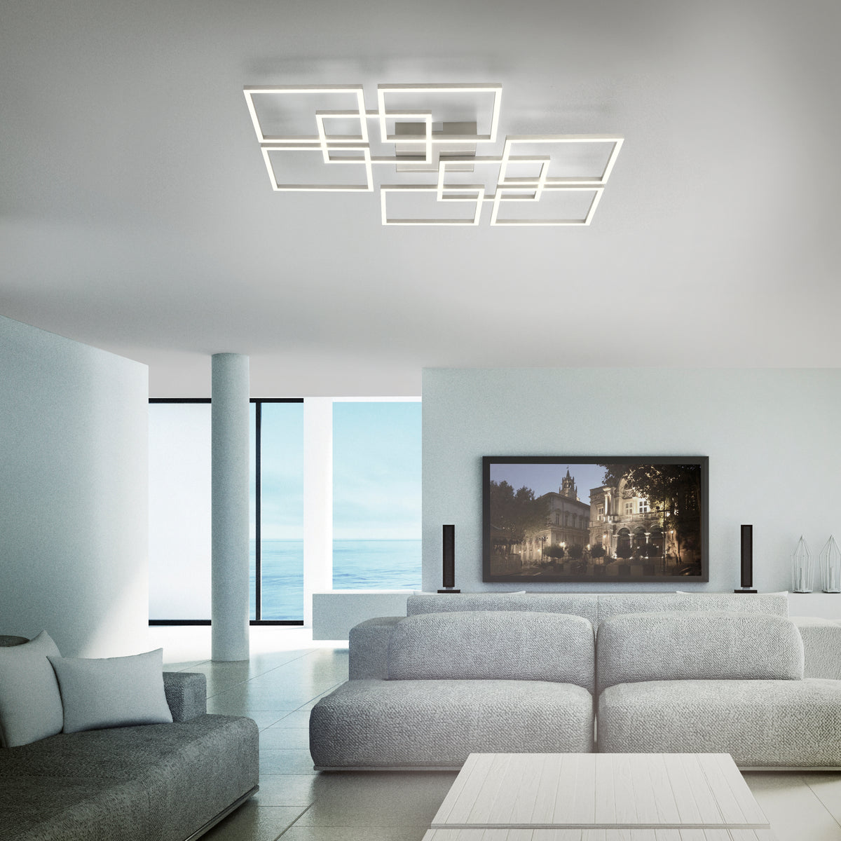 Mise en ambiance du plafonnier allumé dans un salon contemporain avec vue sur la mer.