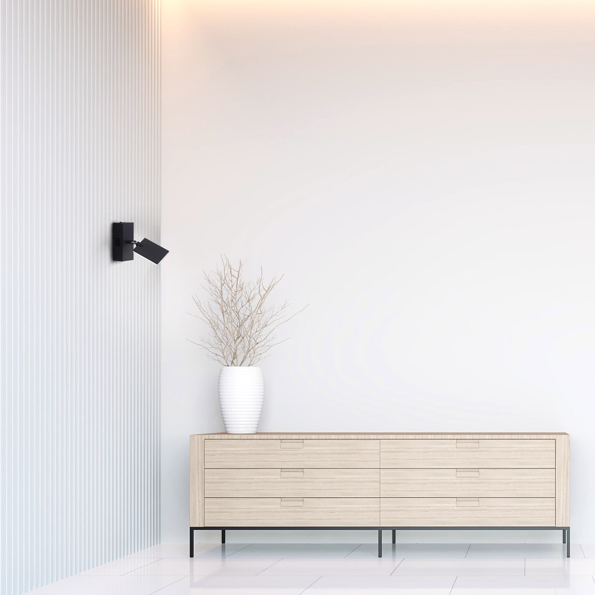 Mise en ambiance de l'applique murale noire fixée sur un mur blanc au-dessus d'un meuble.