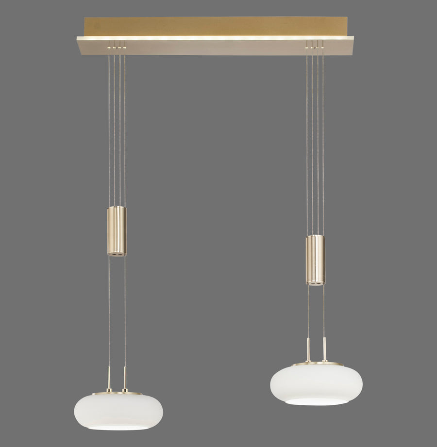 Suspension laiton mat avec deux diffuseurs verre opalin blanc sur rail rectangulaire, fond gris
