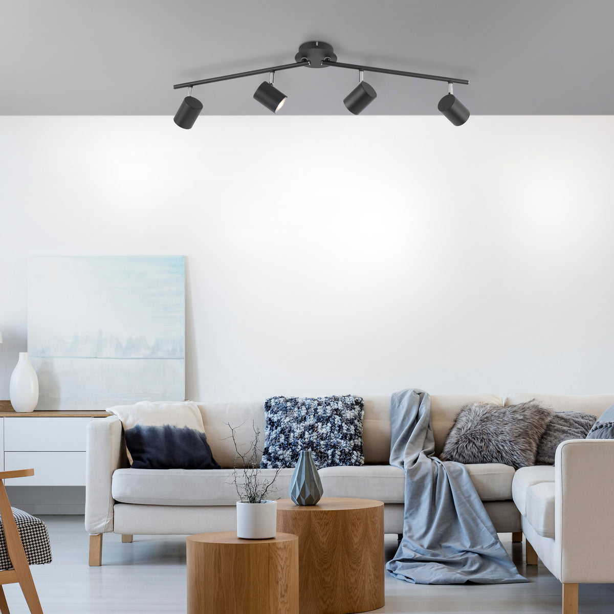 Plafonnier installé au plafond dans un salon moderne, éclairant le mur blanc.