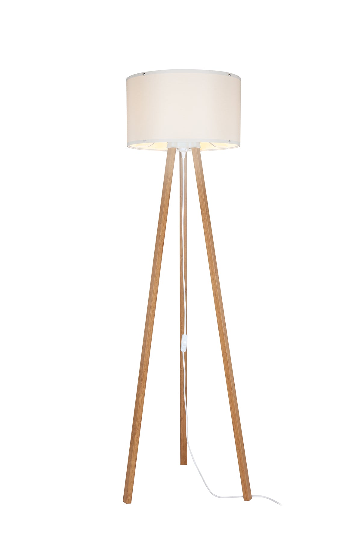 Vue rapprochée du lampadaire montrant l'abat-jour crème et les pieds en bois.