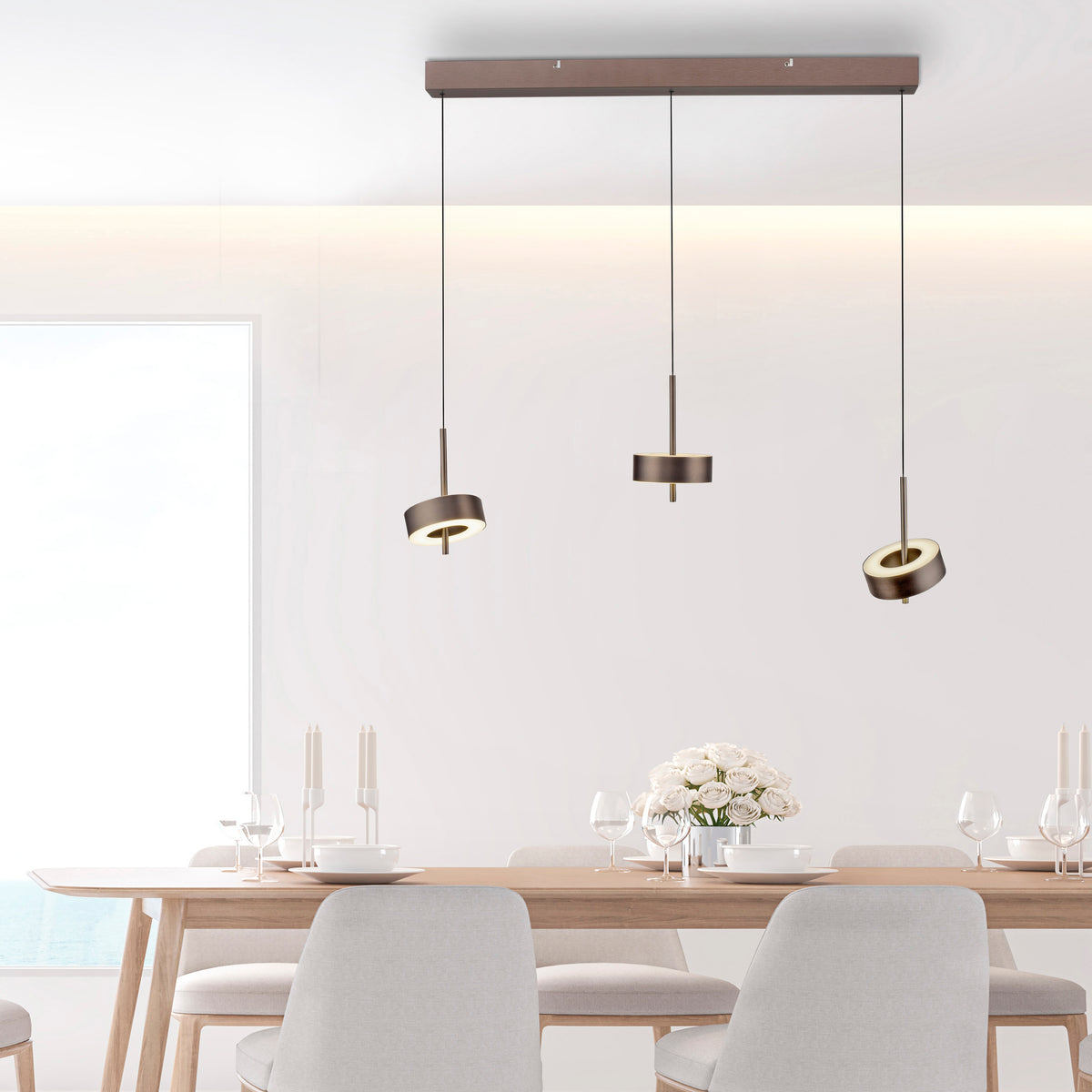 Mise en ambiance au-dessus d'une table à manger, suspension allumée dans intérieur clair.
