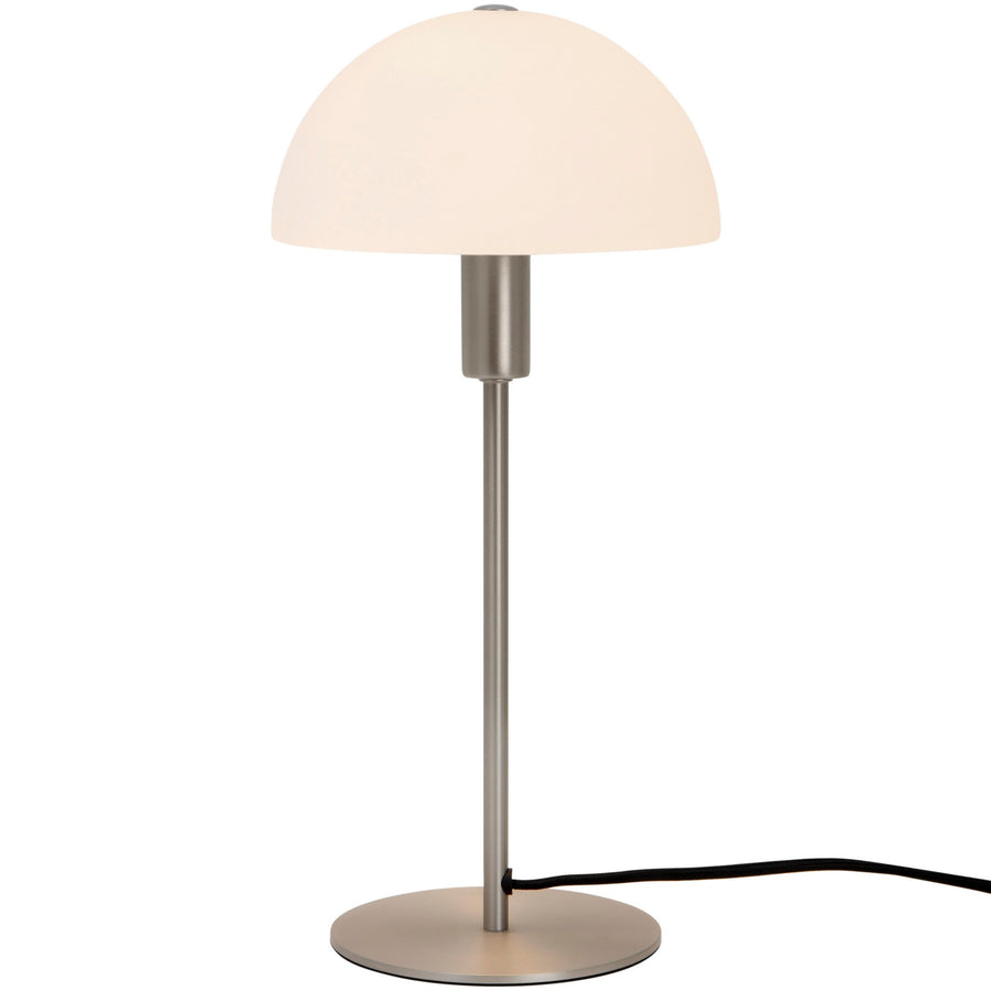 Lampe à poser vue de face, abat-jour en verre opalin et pied métal brossé