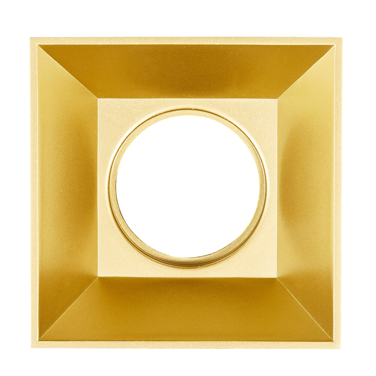 Gros plan sur le réflecteur doré carré et son ouverture circulaire centrale.