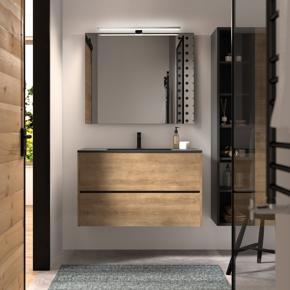 Mise en ambiance de l'applique murale chromée installée au-dessus d'un miroir de salle de bain.