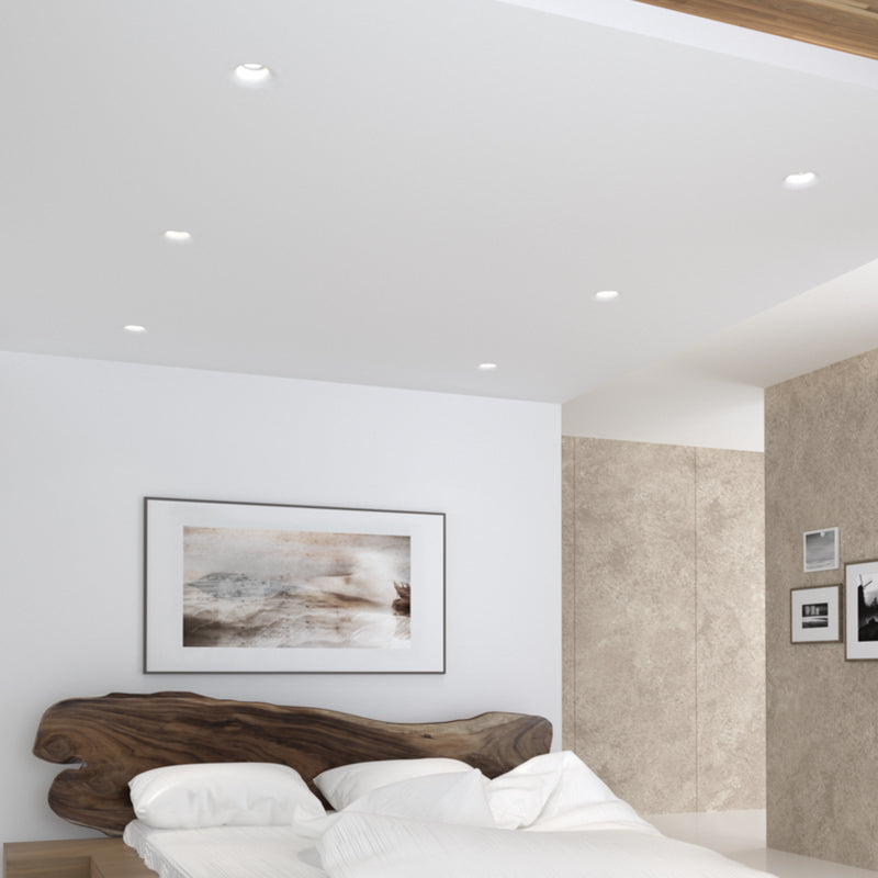 Mise en ambiance dans une chambre, spots encastrés allumés au plafond blanc