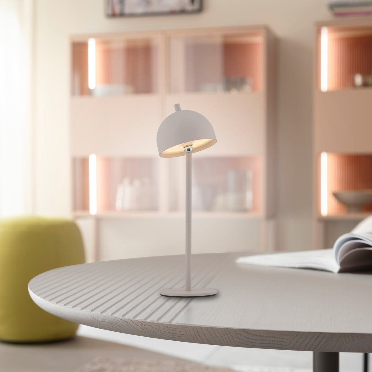 Mise en ambiance sur table ovale dans un intérieur lumineux