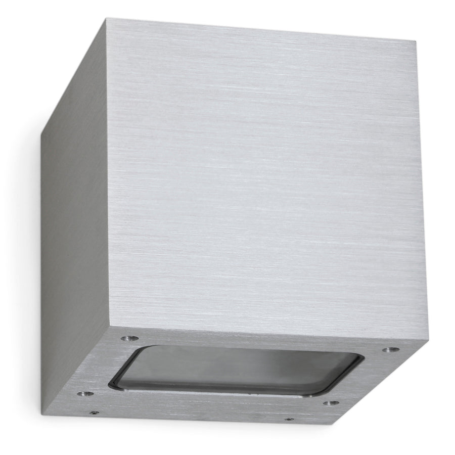 Vue rapprochée de l'applique cubique en aluminium brossé avec diffuseur inférieur.