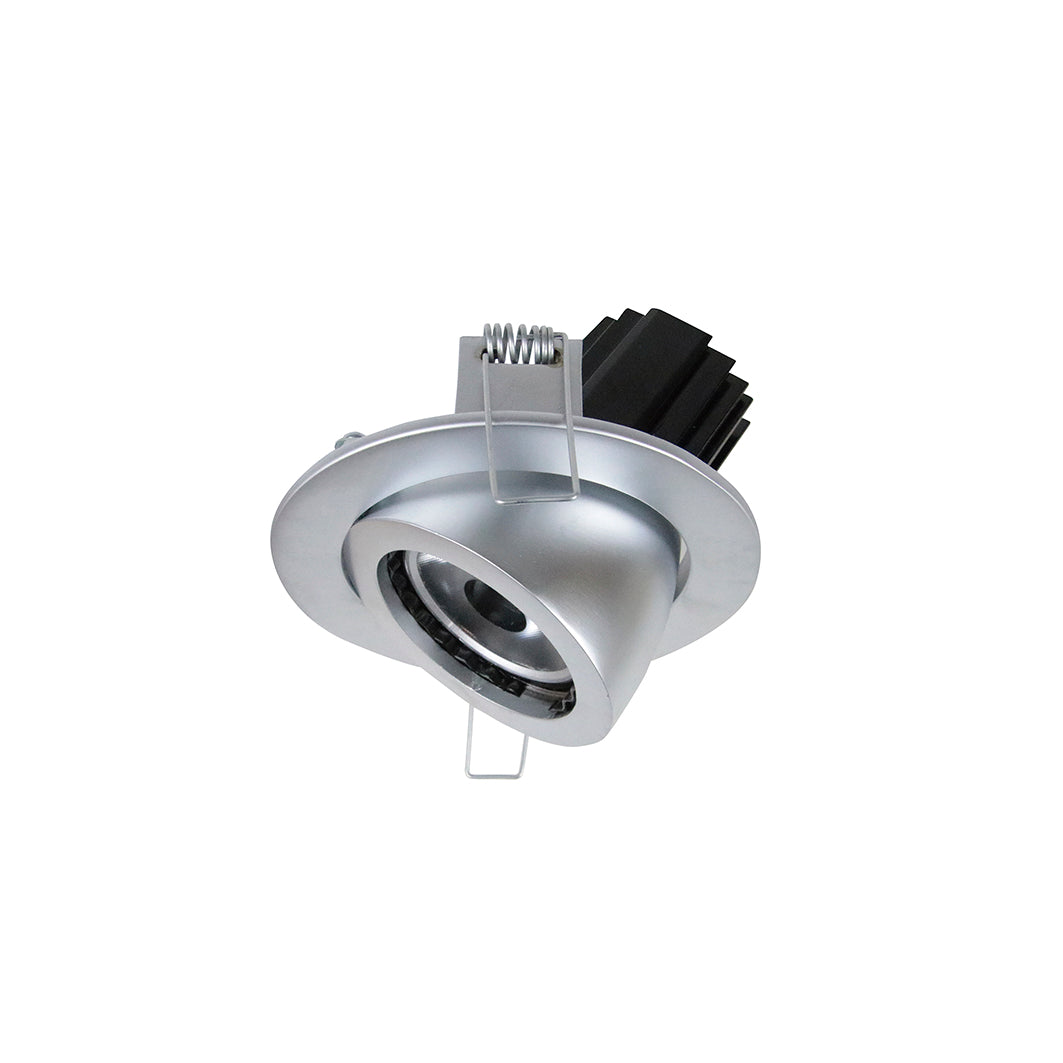 Spot encastrable aluminium argenté, collerette ronde et module LED incliné.
