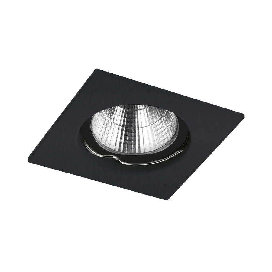 Spot carré noir présenté en angle, réflecteur métallique strié et finition mate contrastée.