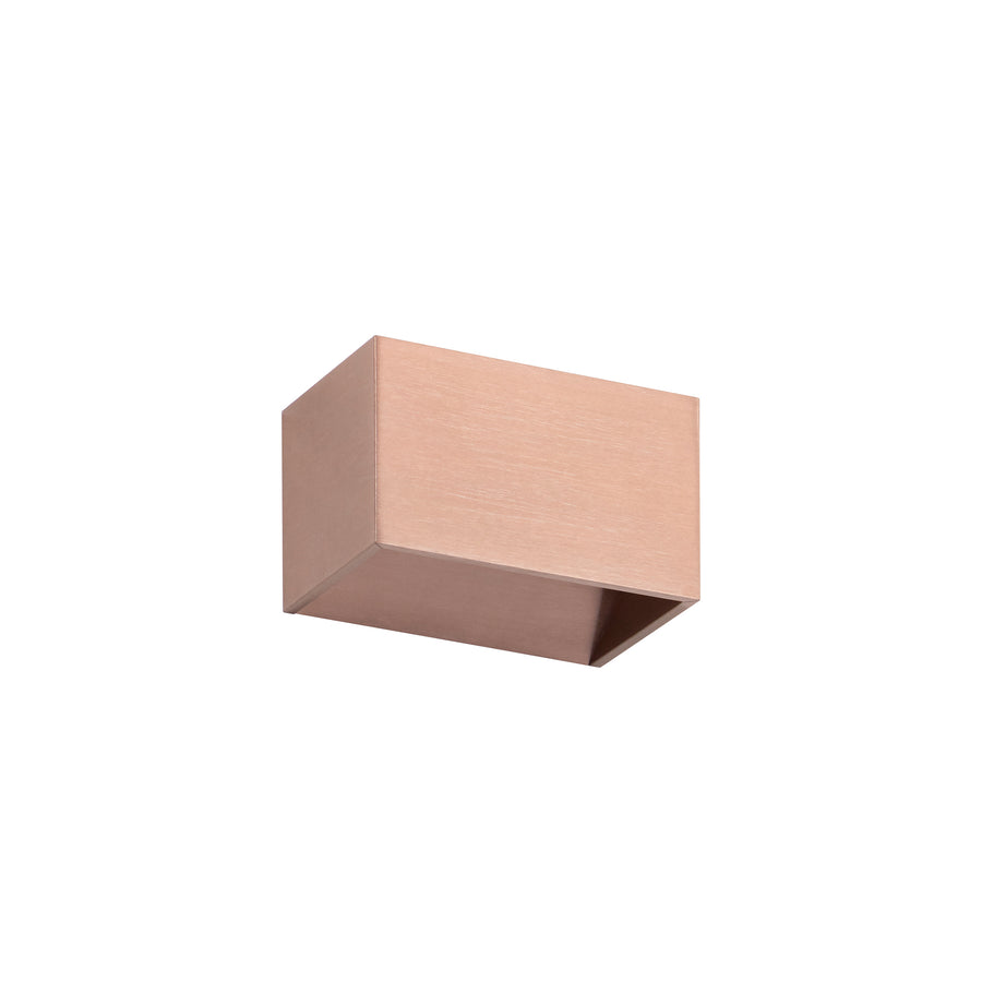 Détail de la finition cuivrée, applique vue de biais sur fond neutre