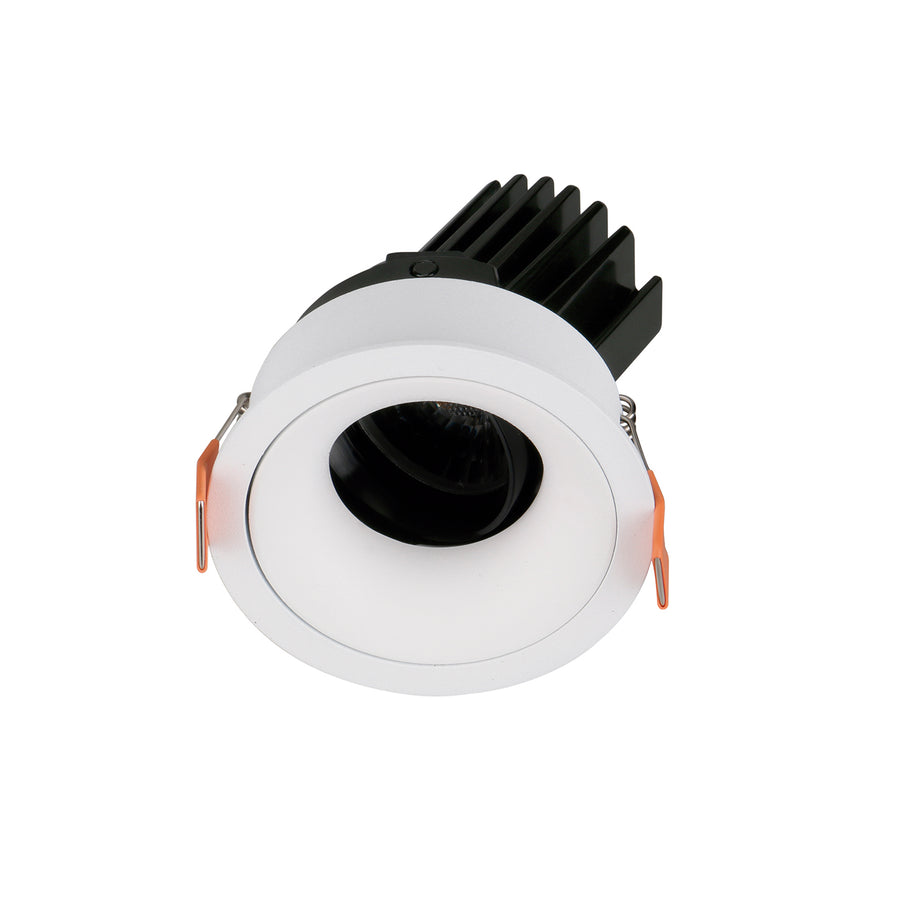 Spot encastrable rond blanc avec intérieur noir et clips de fixation orange, vue de face.