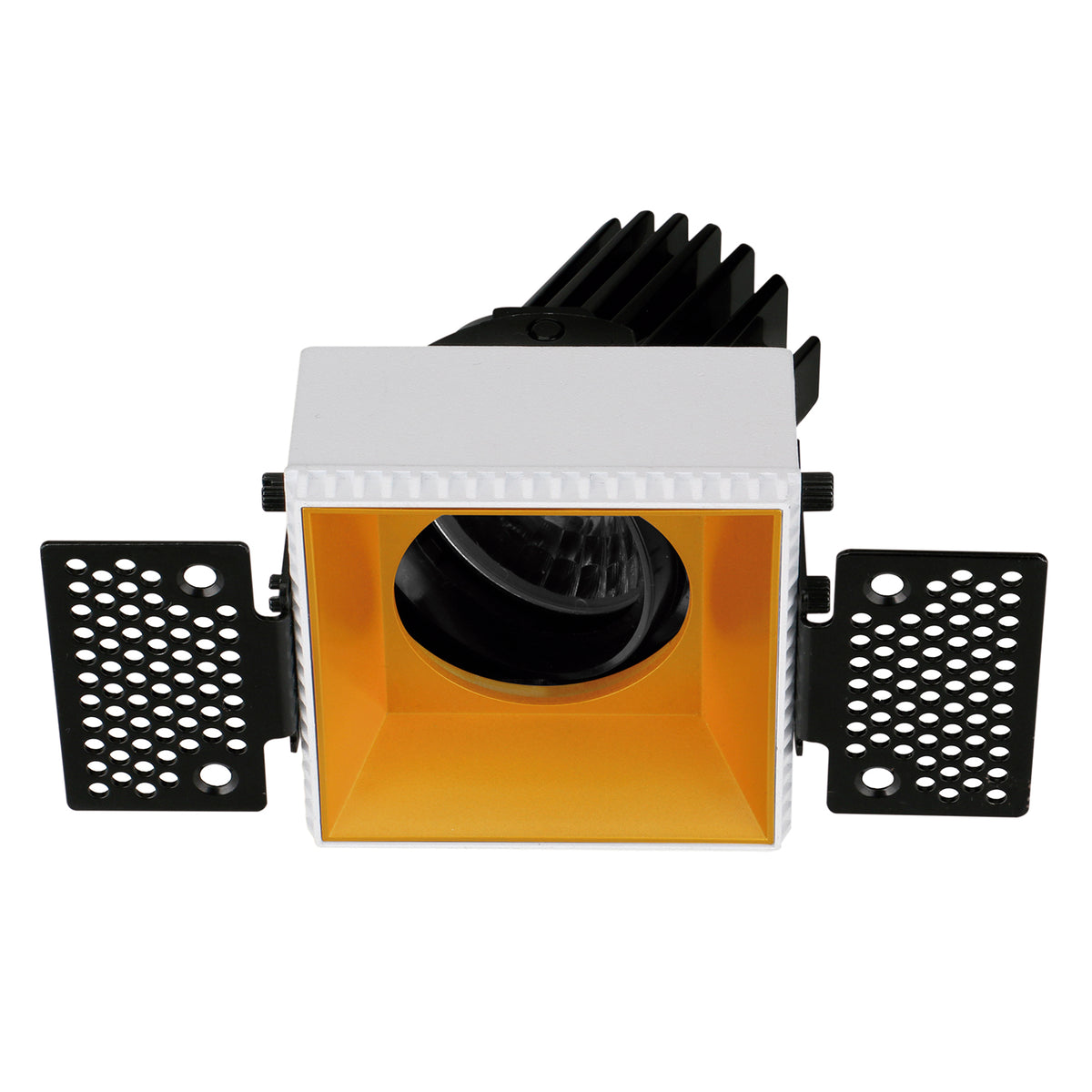 Spot encastrable carré à réflecteur doré, optique ronde noire et supports de montage perforés.