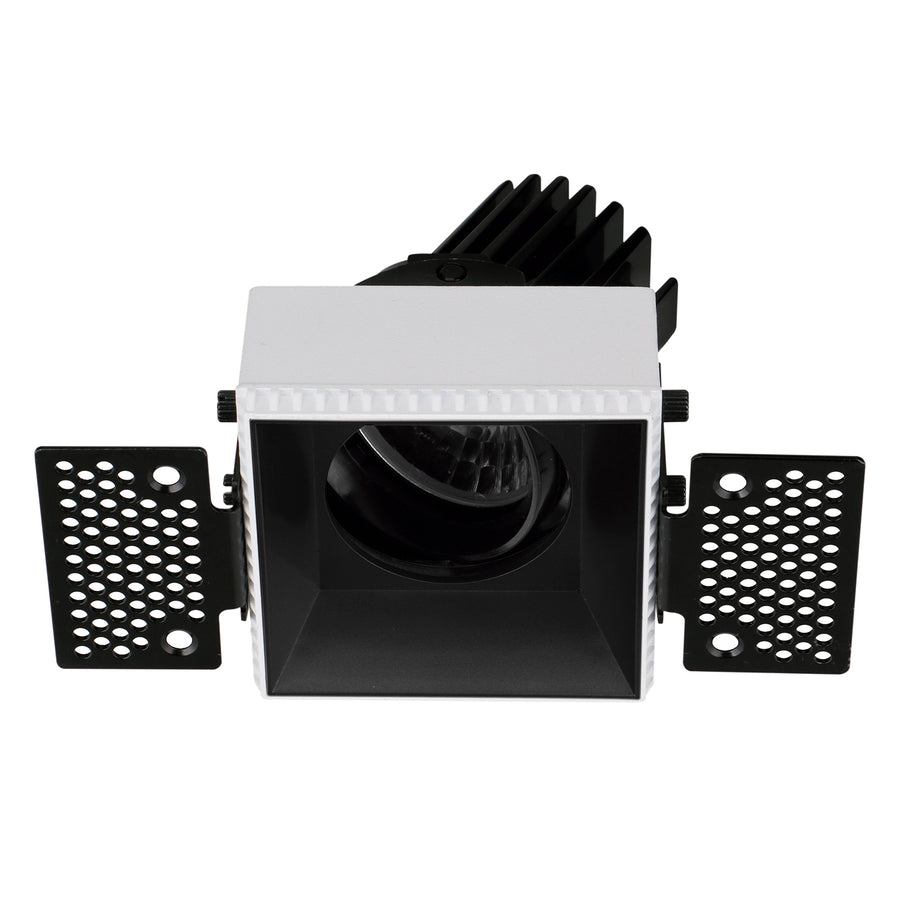 Spot encastrable blanc présenté de face, réflecteur intérieur noir et optique orientable