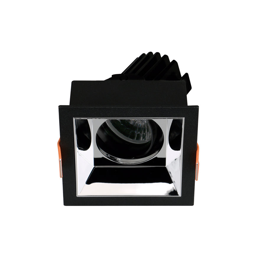 Vue frontale du spot encastrable carré noir, déflecteur chromé réfléchissant et module LED orientable.
